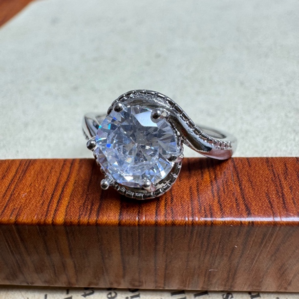 甄选白色扭臂六爪戒指k002