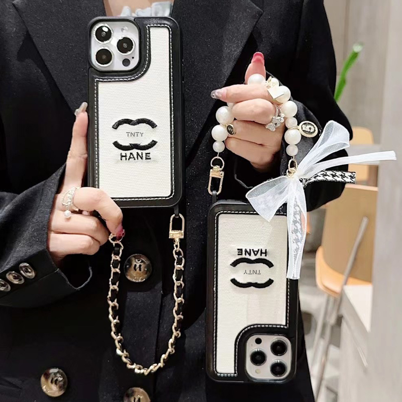 适用iPhone15手机壳纹刺绣苹果14pro镜头防摔手提小香风轻奢大牌