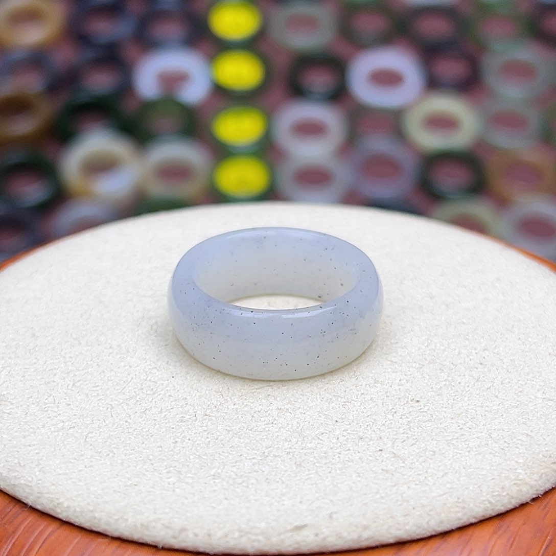 和田玉戒指未镶嵌17.7内径16圈点墨青花（无鉴赏