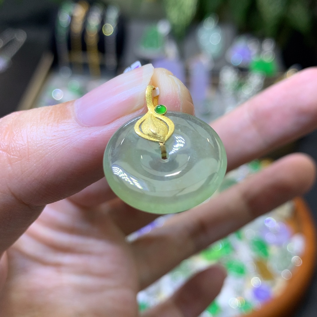 颈饰18K金镶嵌翡翠