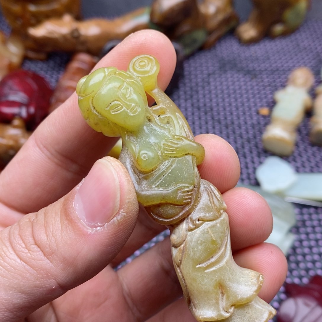 蛇纹石玉颈饰未镶嵌