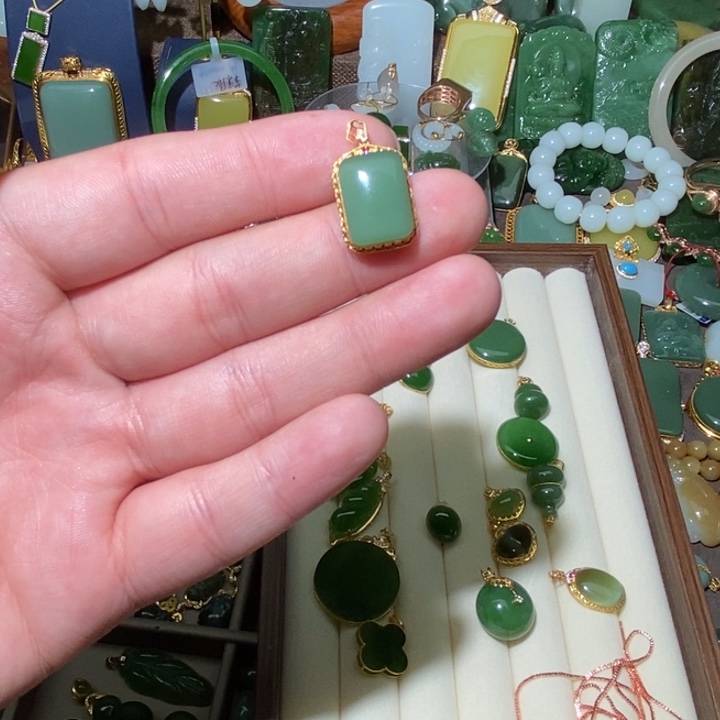 和田玉（碧玉）18K金镶嵌颈饰
