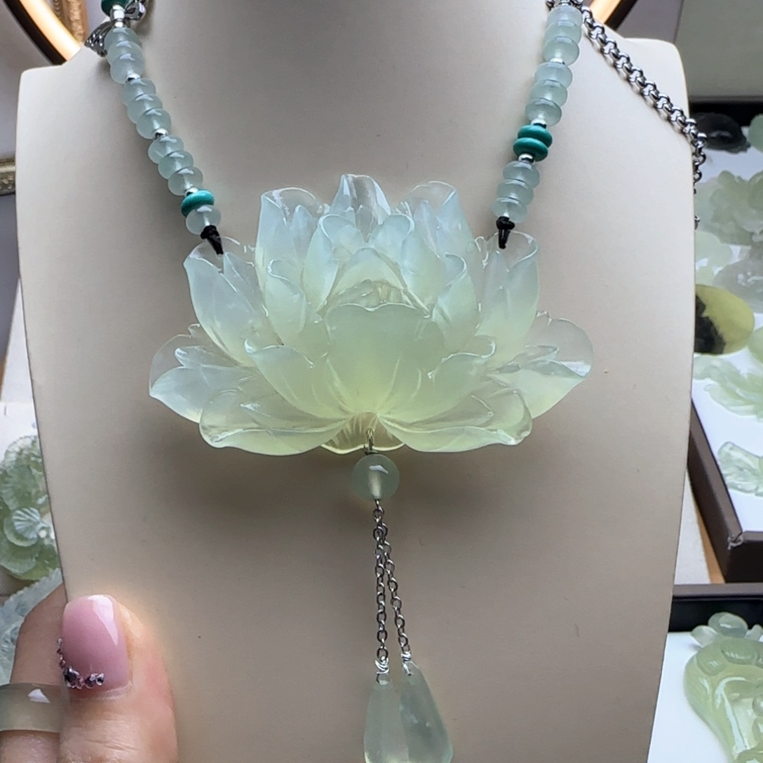 蛇纹石玉颈饰未镶嵌