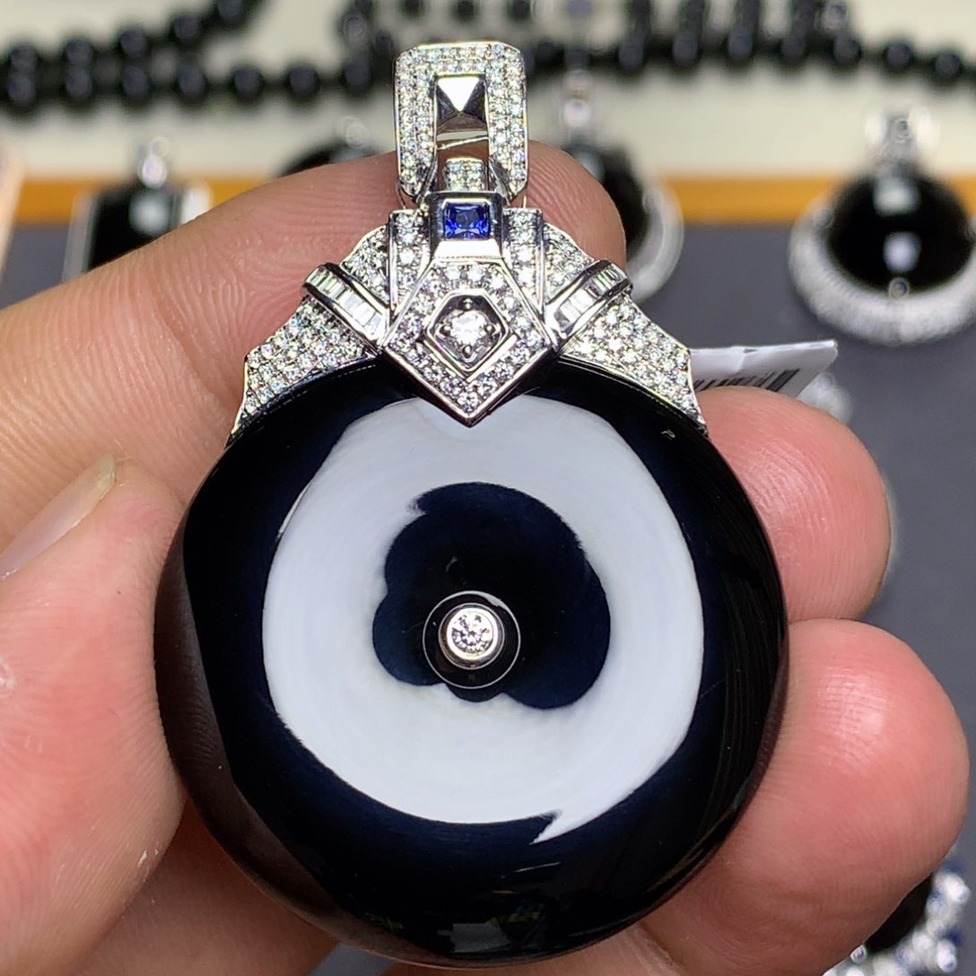 颈饰18K金镶嵌翡翠墨翠平安扣