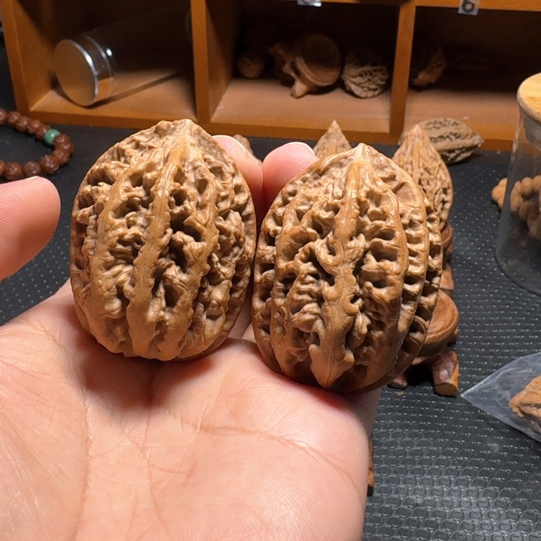 文玩核桃把件老树龙纹鸡心