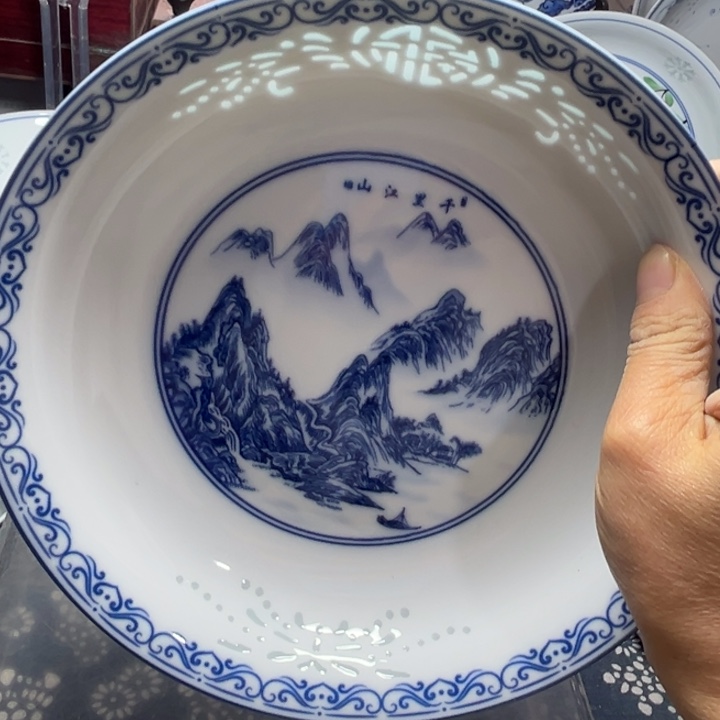 陶瓷青花雕刻福字盘千里江山