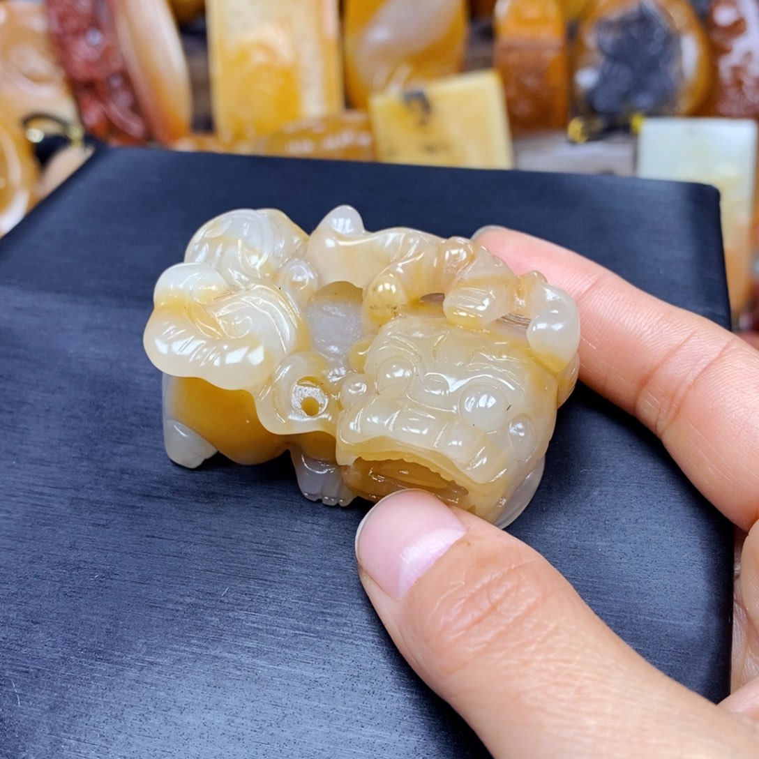 石英质玉（黄龙玉）颈饰未镶嵌