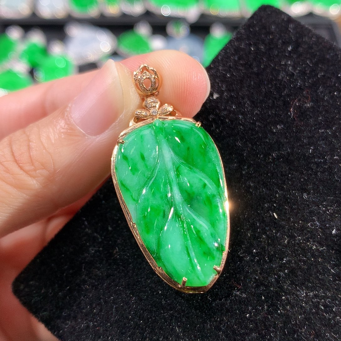 翡翠18K金镶嵌颈饰