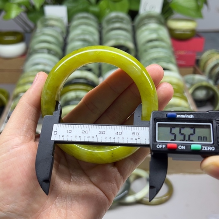 蛇纹石玉未镶嵌手镯4