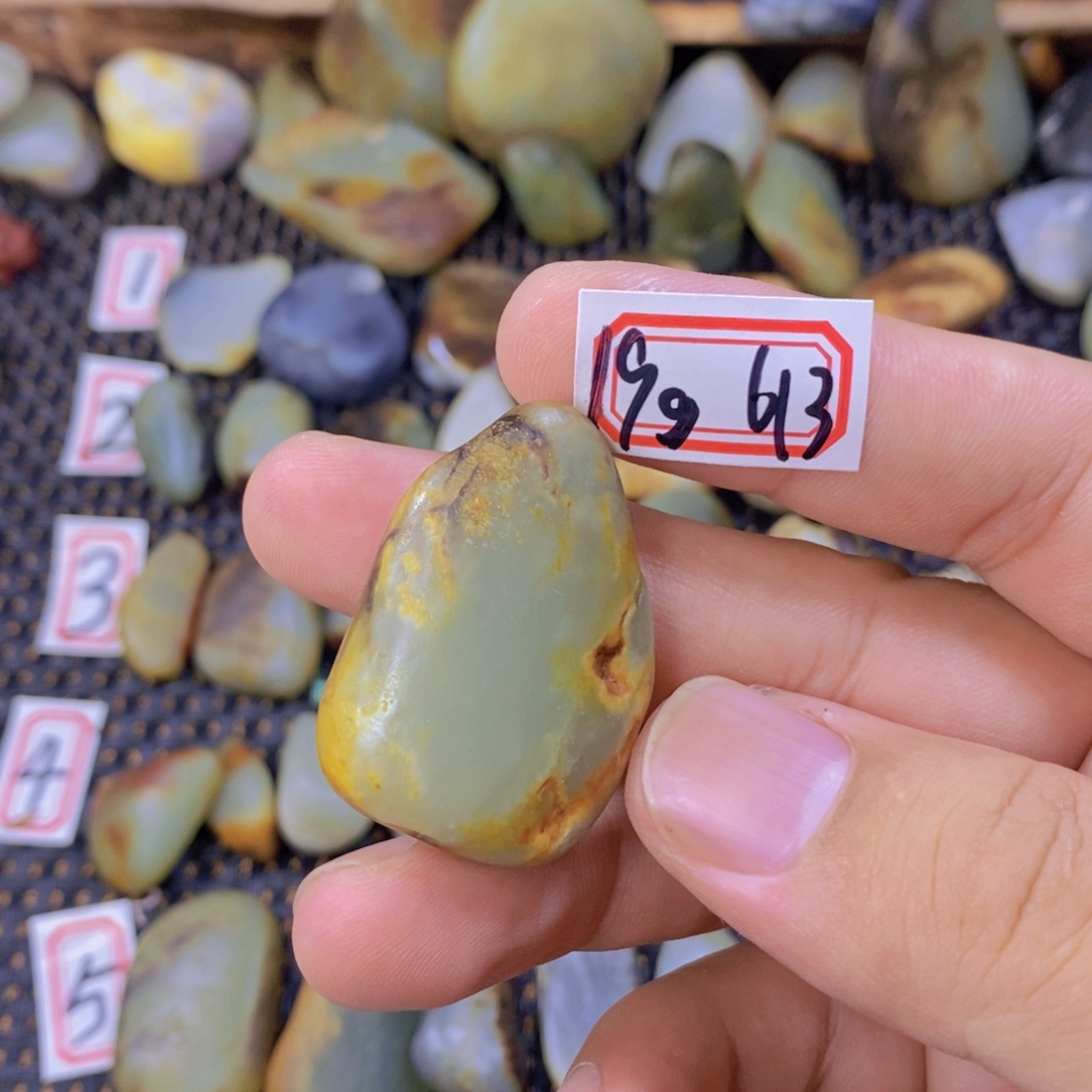 颈饰未镶嵌和田玉（糖玉）