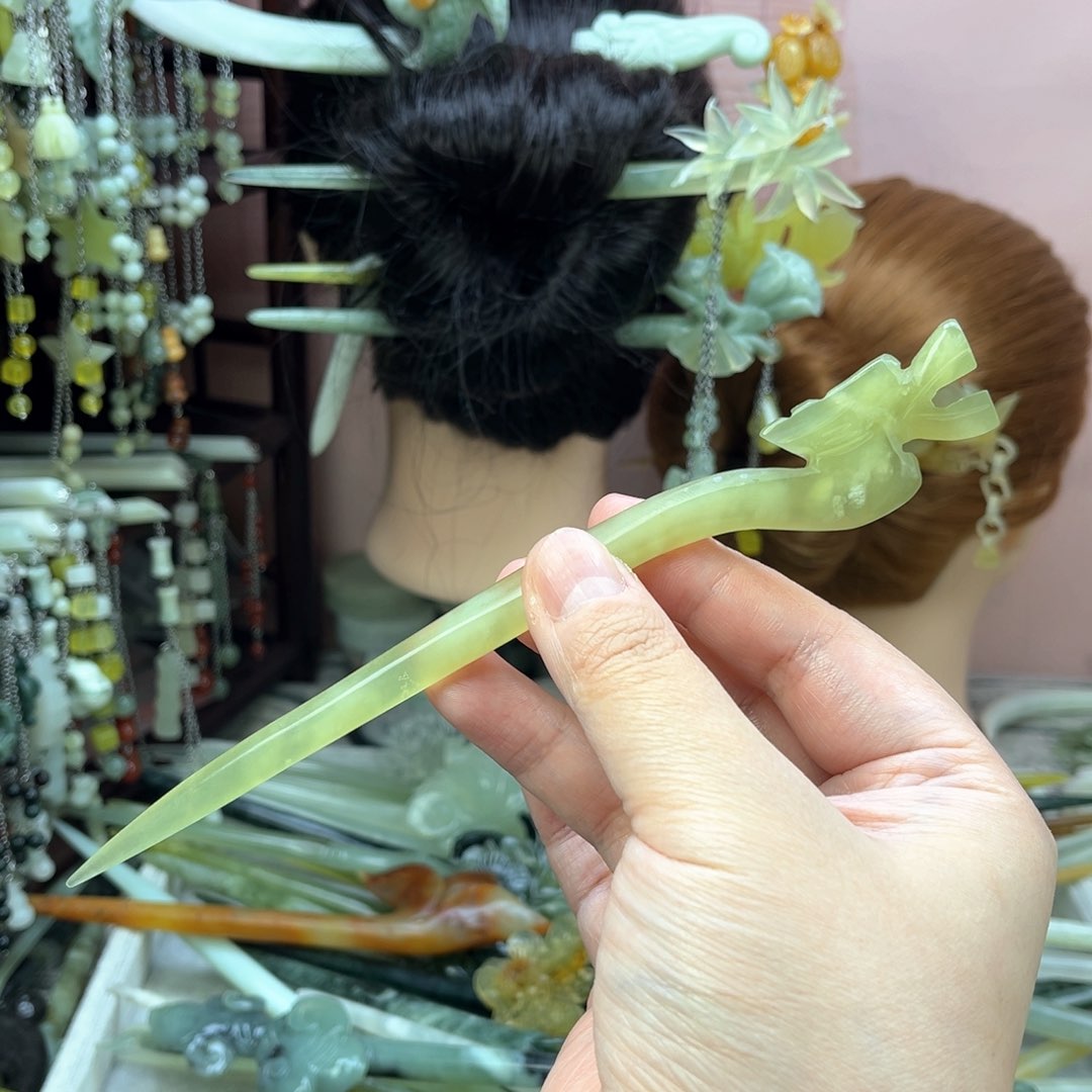 蛇纹石玉发饰未镶嵌双面雕工，长度18.5厘米左右