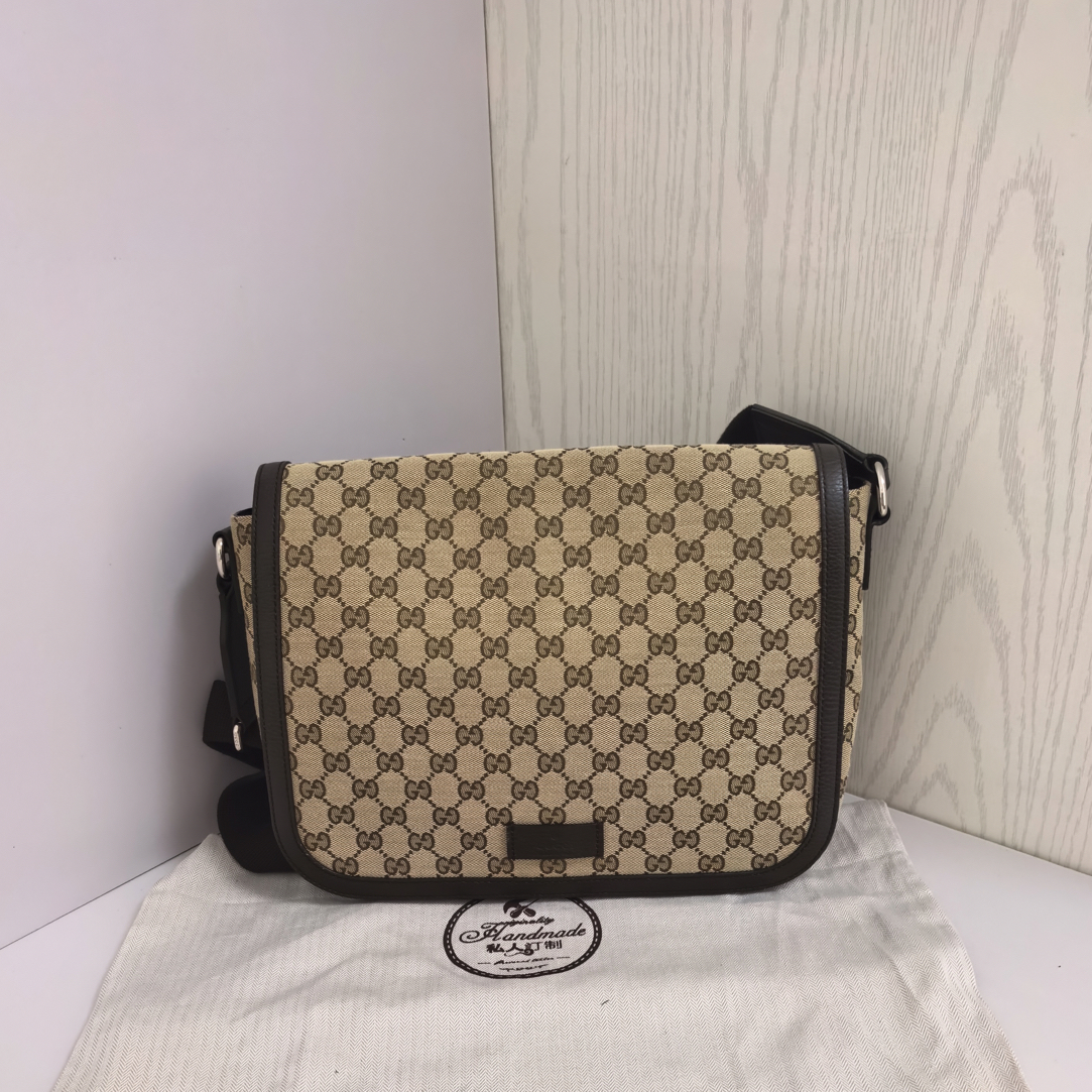 99新 GUCCI/古驰 98新经典老花翻盖邮差包 杨