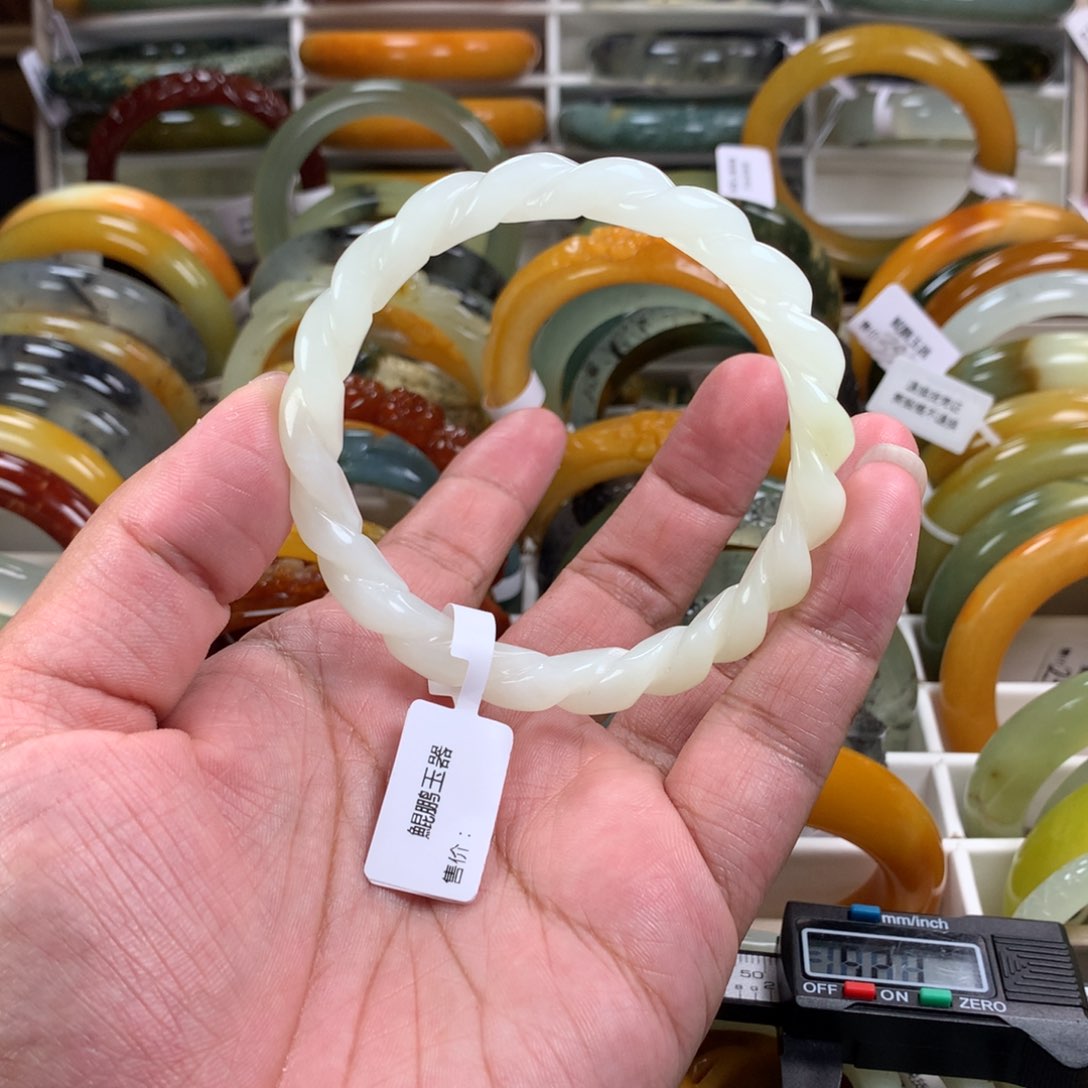 蛇纹石玉手镯未镶嵌亭***@