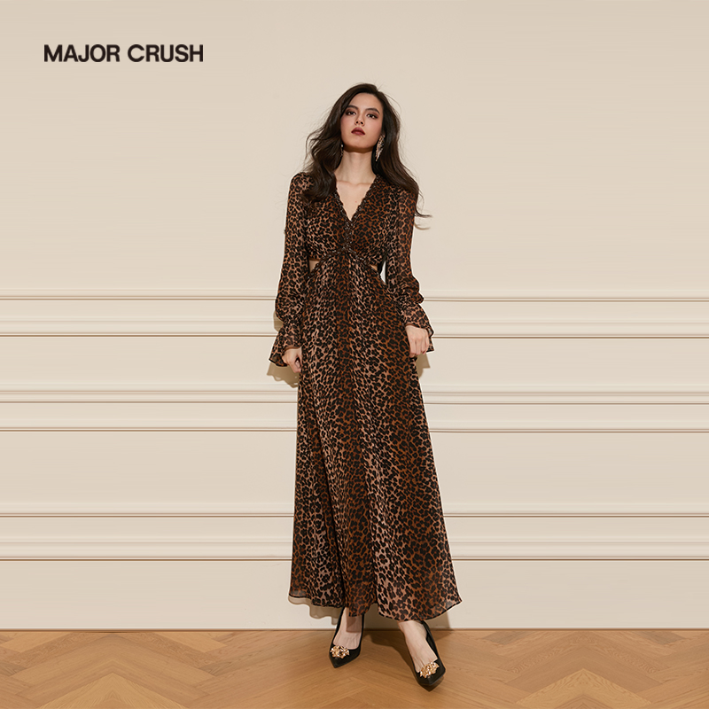MAJOR CRUSH欧若智性风咖豹纹女装优雅性感设计款斜裁连衣裙6546