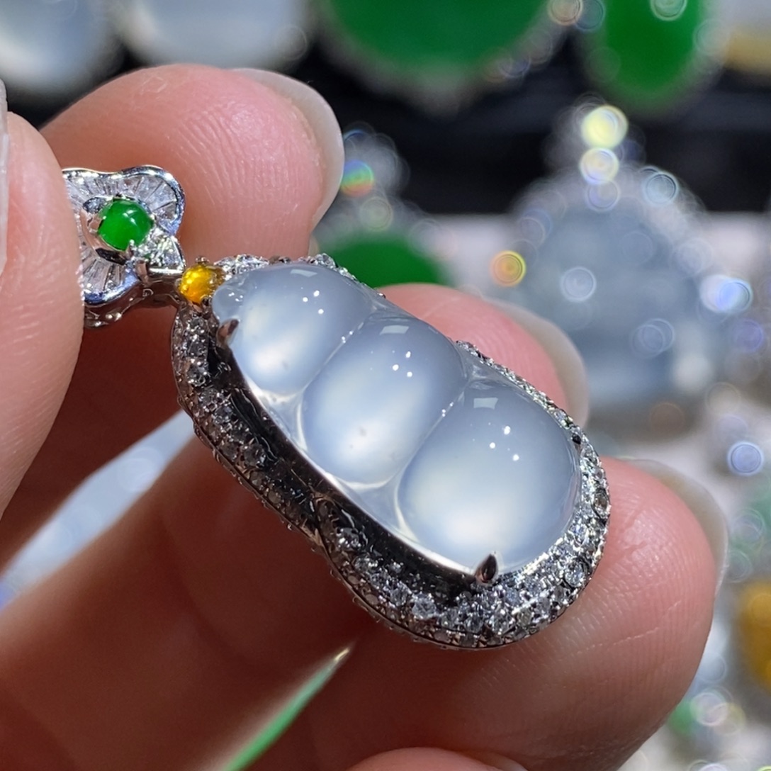 翡翠18K金镶嵌颈饰豆子