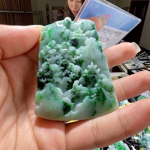 翡翠未镶嵌项圈一个