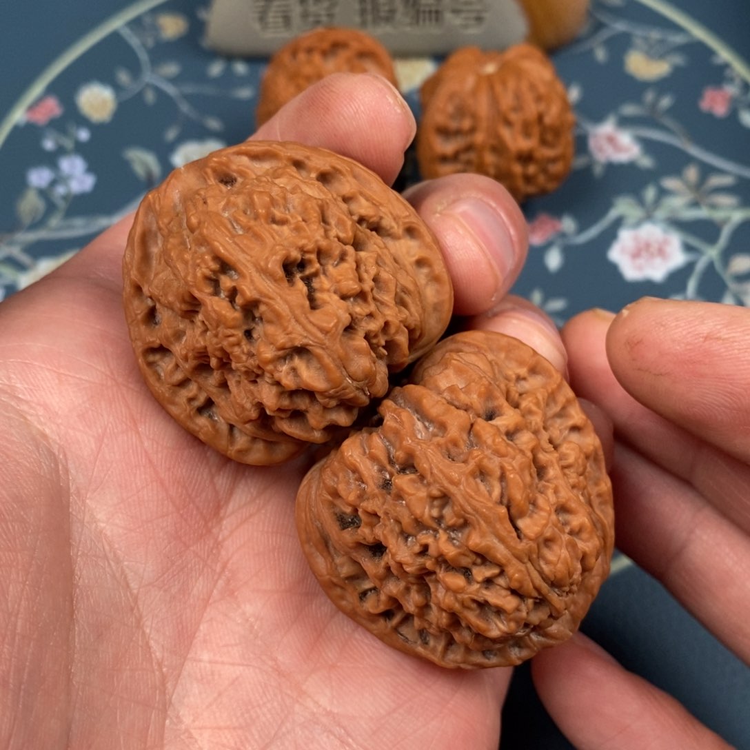 文玩核桃吊坠?*40全品。南疆石，精配红皮，L112