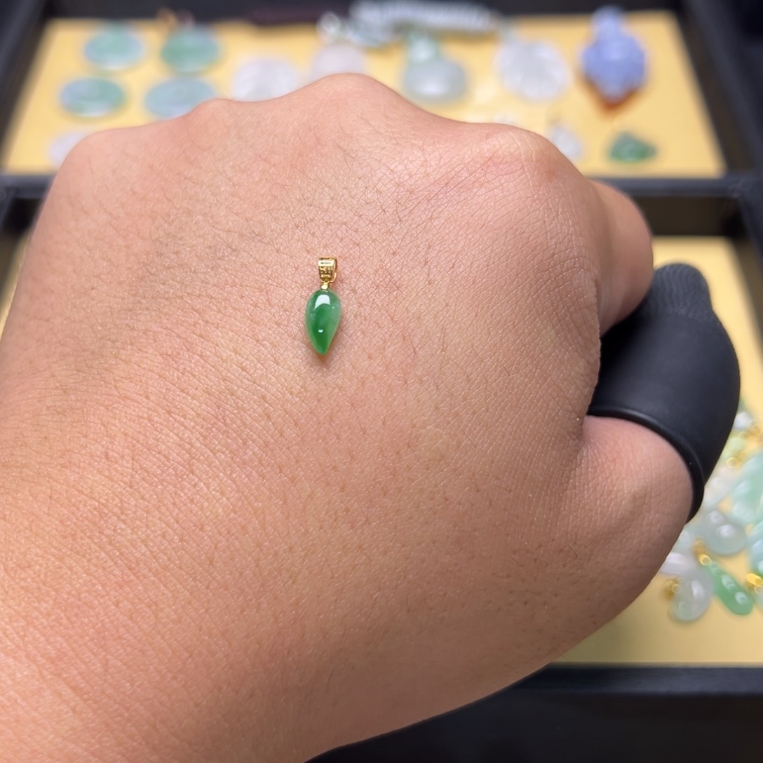 翡翠18K金镶嵌颈饰小辣椒