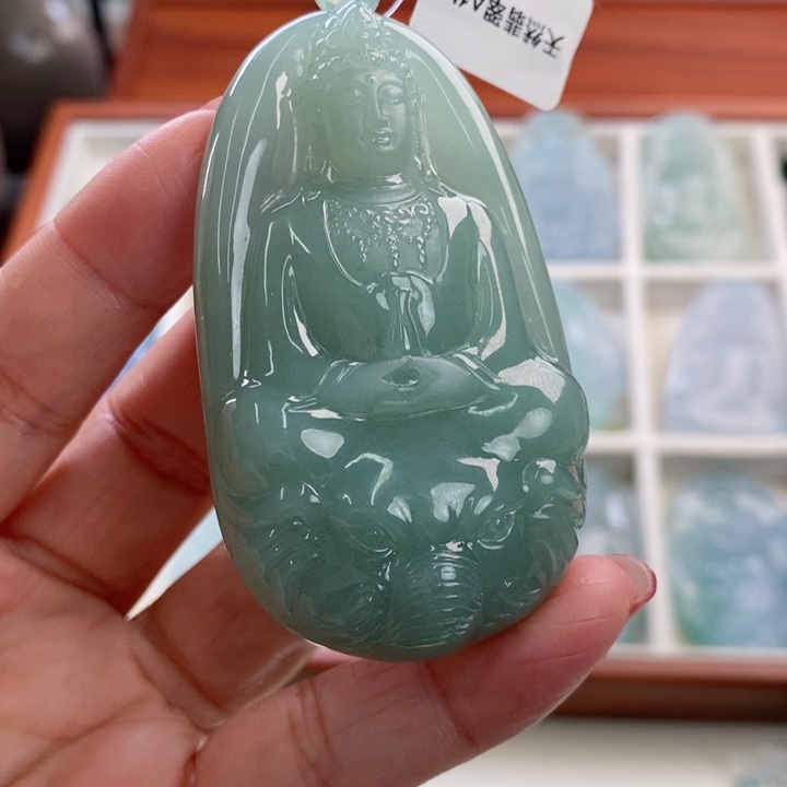 颈饰未镶嵌翡翠海***。翡翠