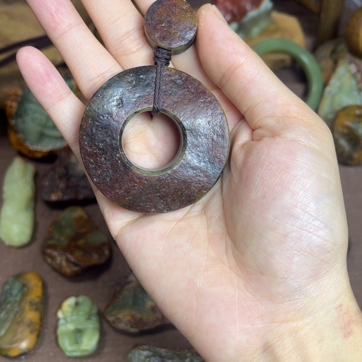 未镶嵌岫岩河磨玉（透闪石质玉）挂件
