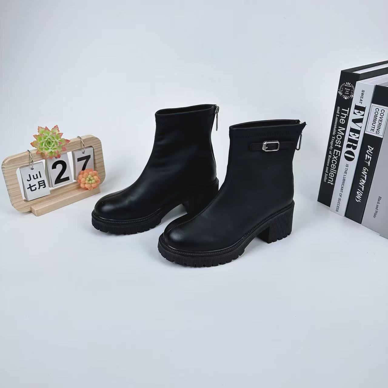 小强家女鞋 粗跟超火复古短靴英伦风（A692-74-1）（F344040414-10）