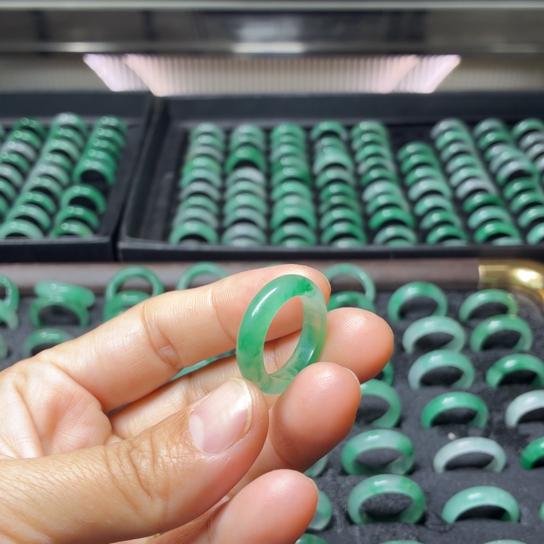 石英质玉（非洲翠）未镶嵌港码15号戒指有裂