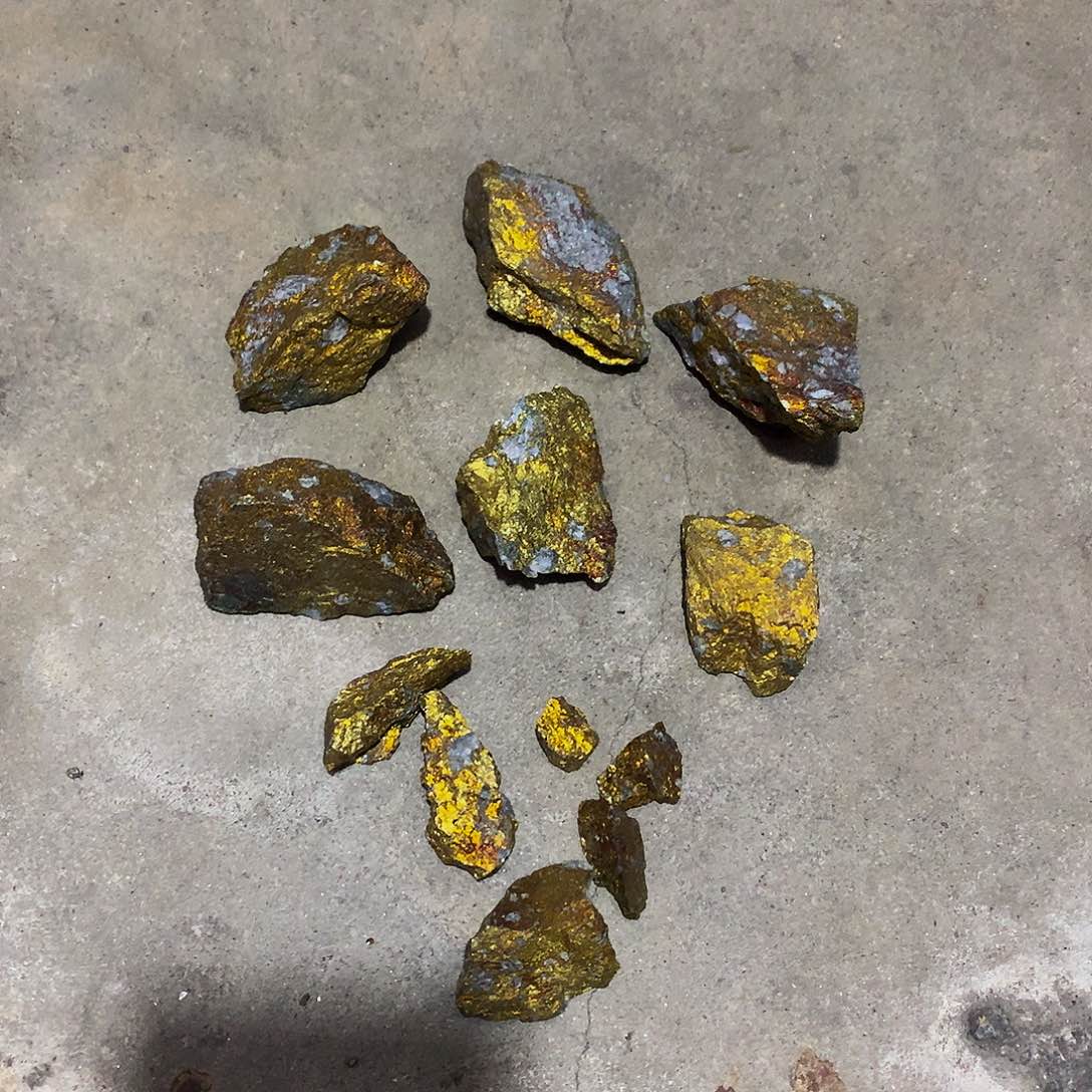 石材天然金矿石原石小块