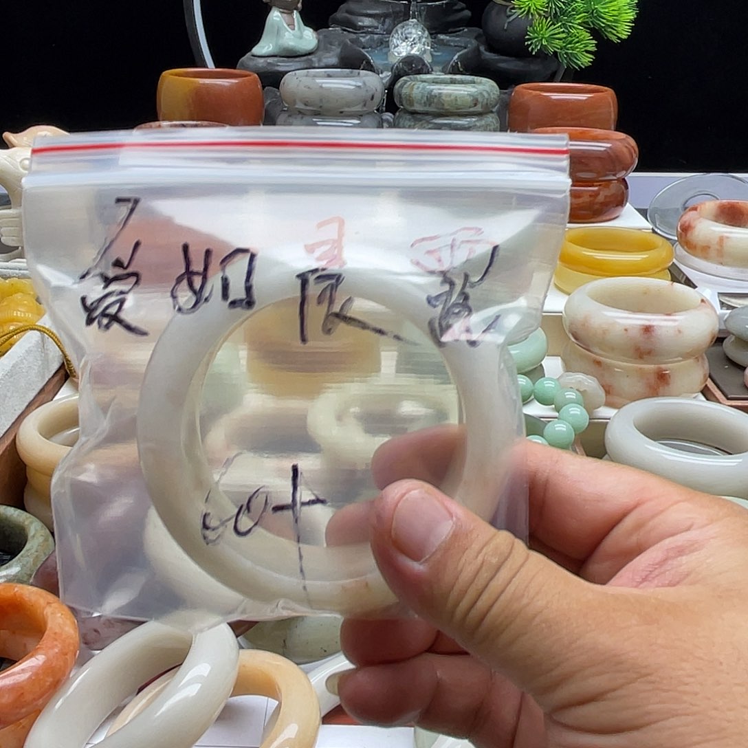 爱***露石英质玉（佘太翠）手镯未镶嵌