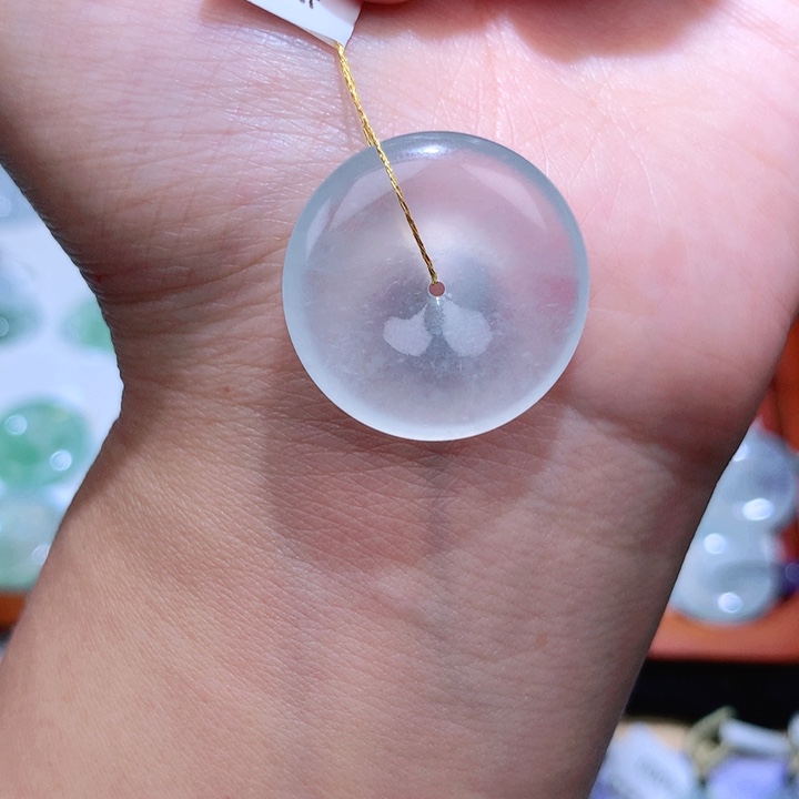 翡翠颈饰未镶嵌平安扣