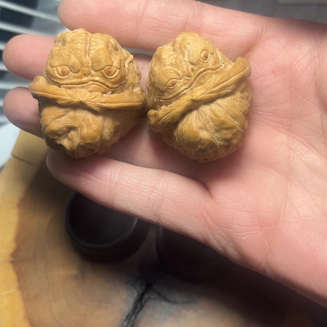 核桃把件纯手工雕刻，金蟾蛤蟆头