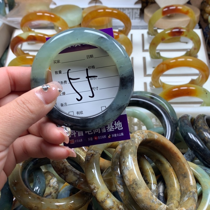 蛇纹石玉手镯未镶嵌姐****?