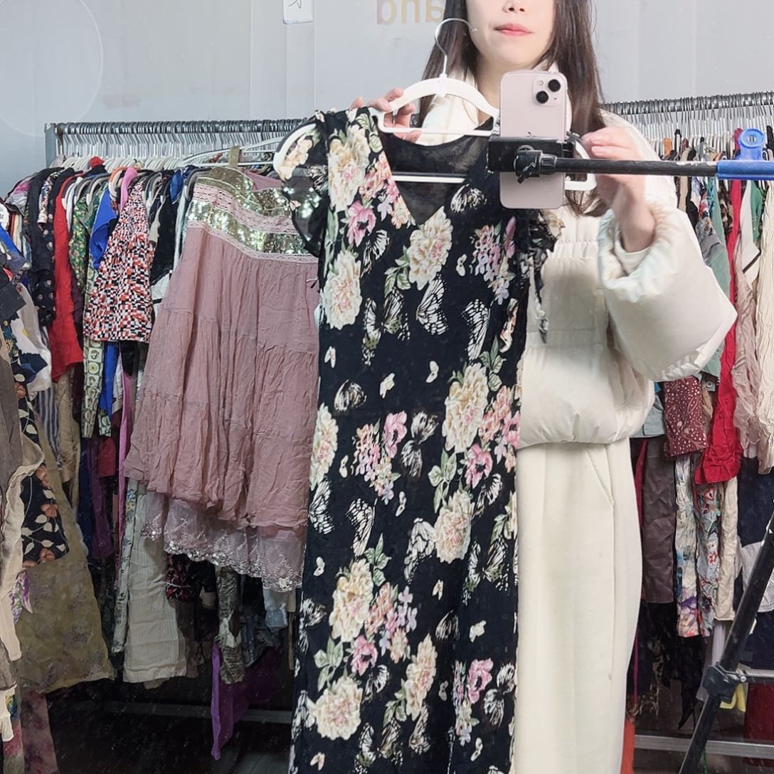 爱***己挂脖款桑蚕丝连衣裙