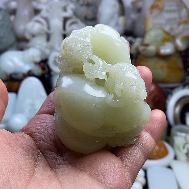 和田玉未镶嵌把件