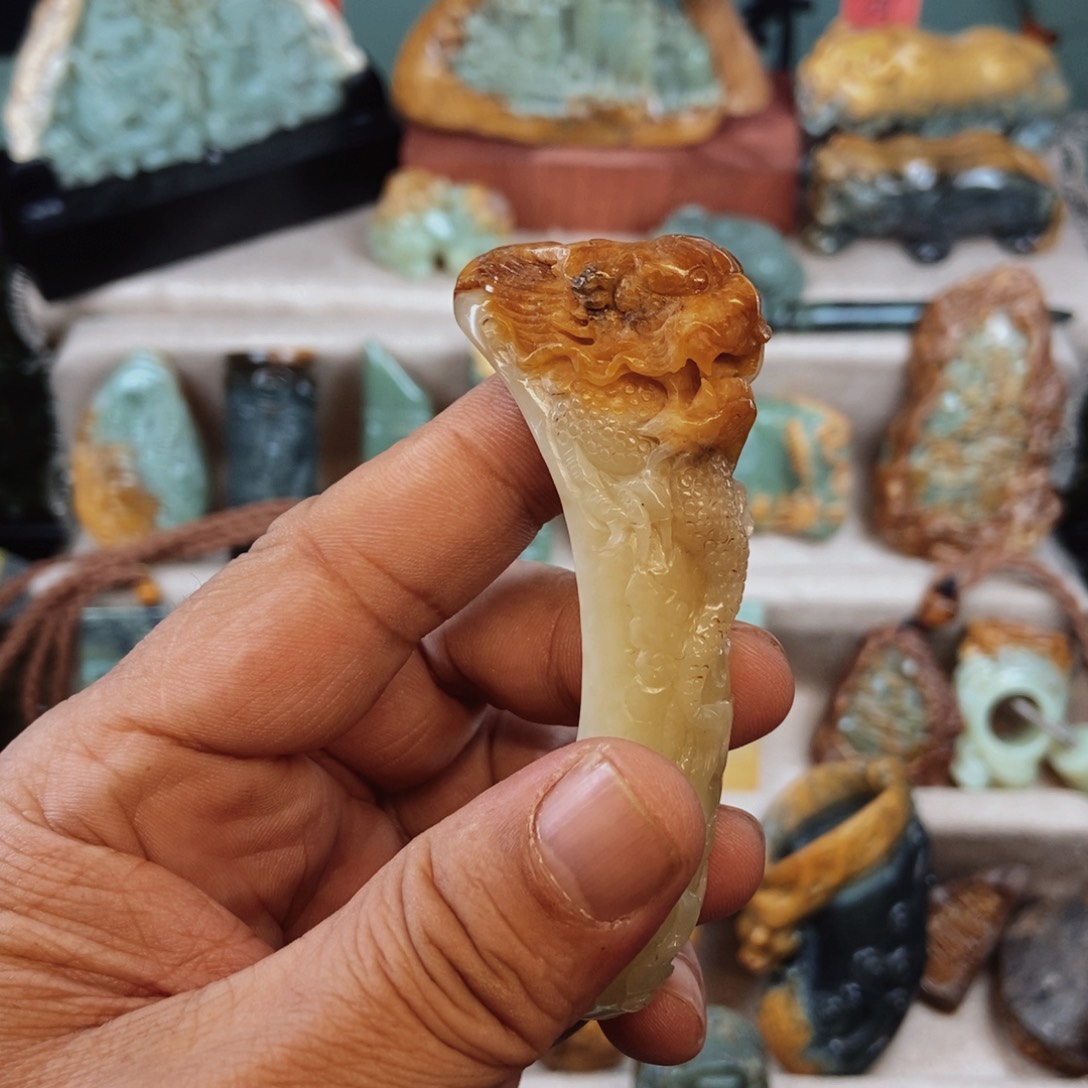 岫岩河磨玉（透闪石质玉）把件未镶嵌三**生