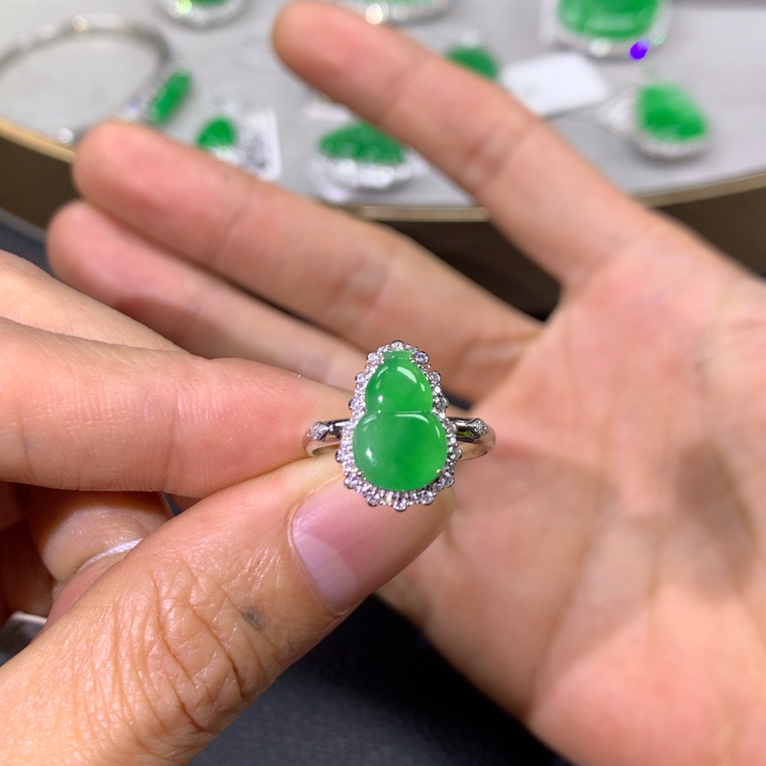 翡翠戒指18K金镶嵌翡翠