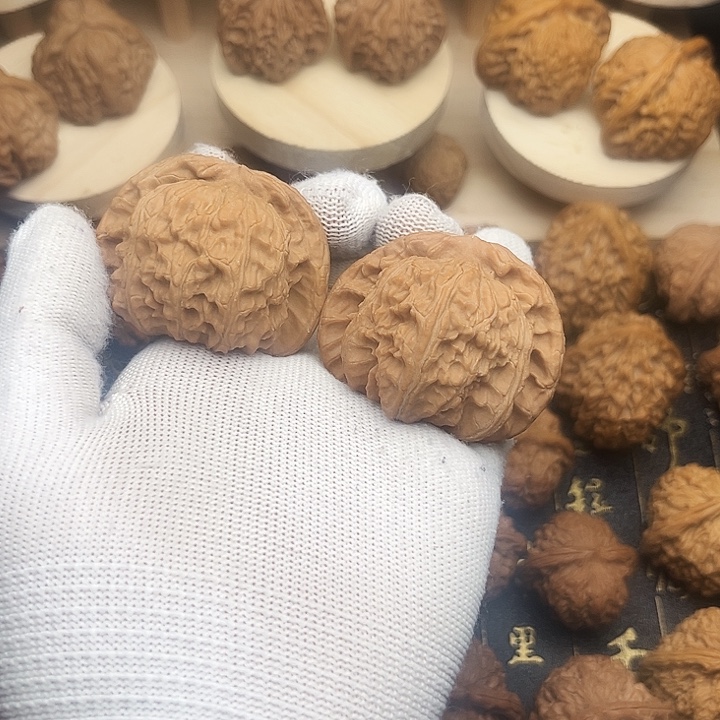 文玩核桃吊坠白狮子，全品，尺寸49，不退不换