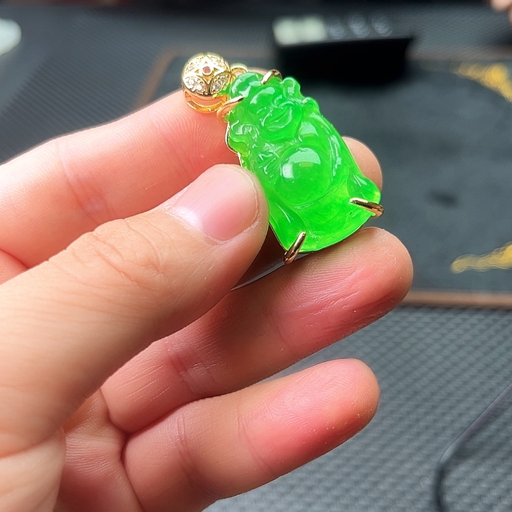 翡翠颈饰未镶嵌啊啊