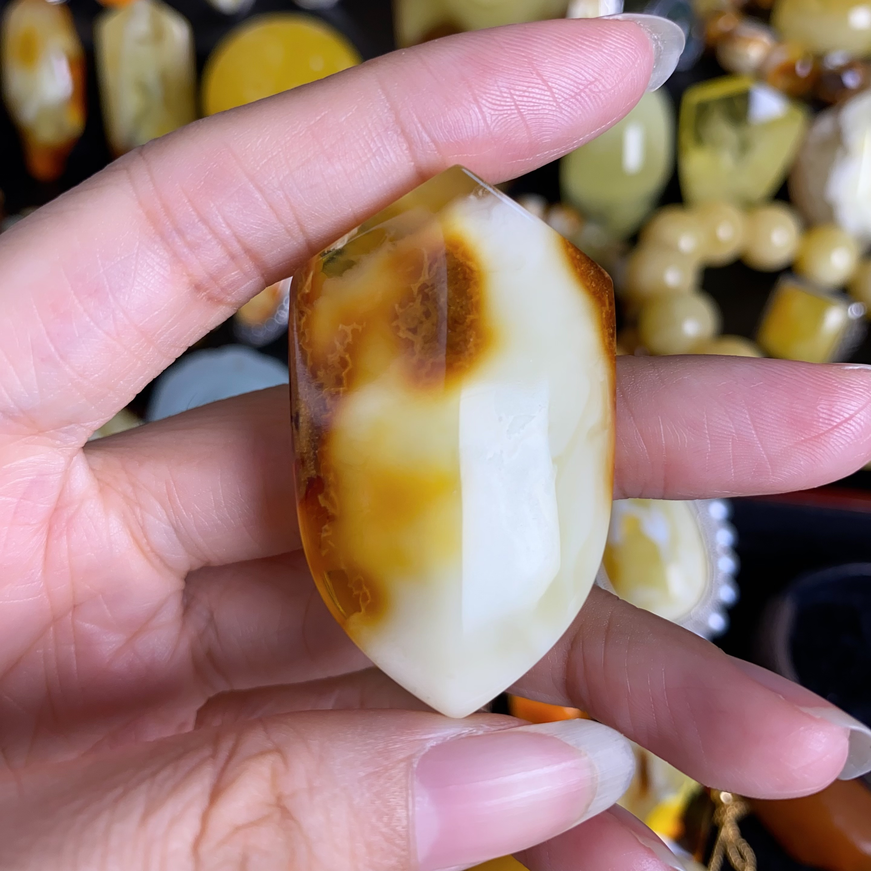 蜜蜡金瓷白盾牌吊坠