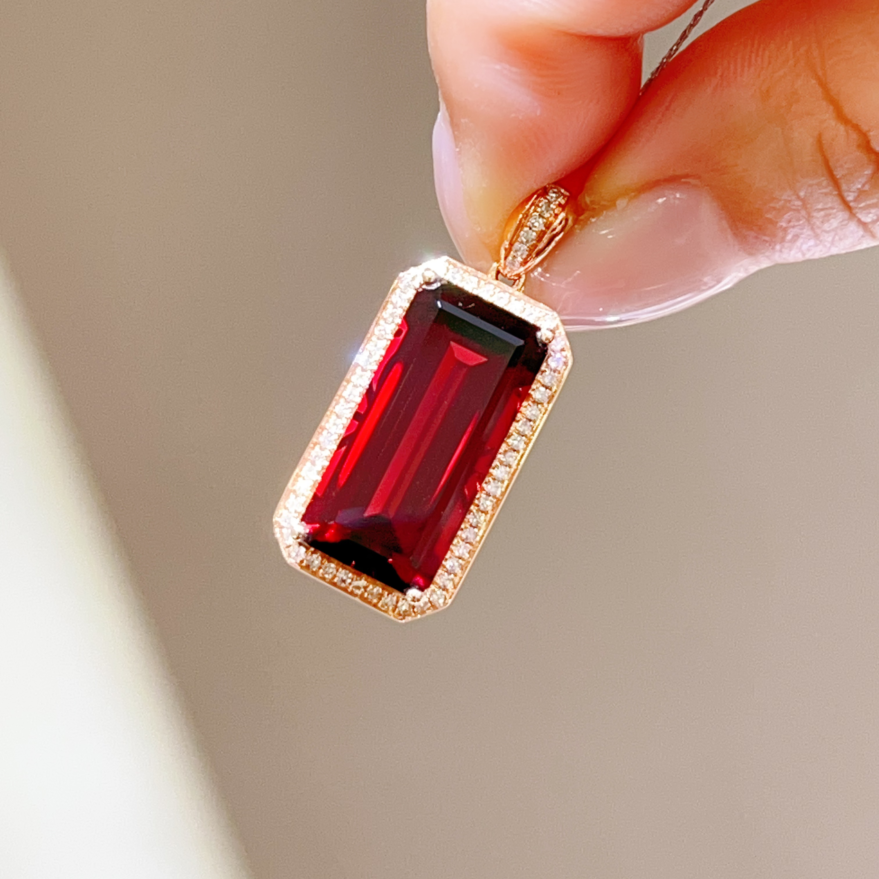 13.00ct 18k玫瑰金镶嵌石榴石吊坠 5800