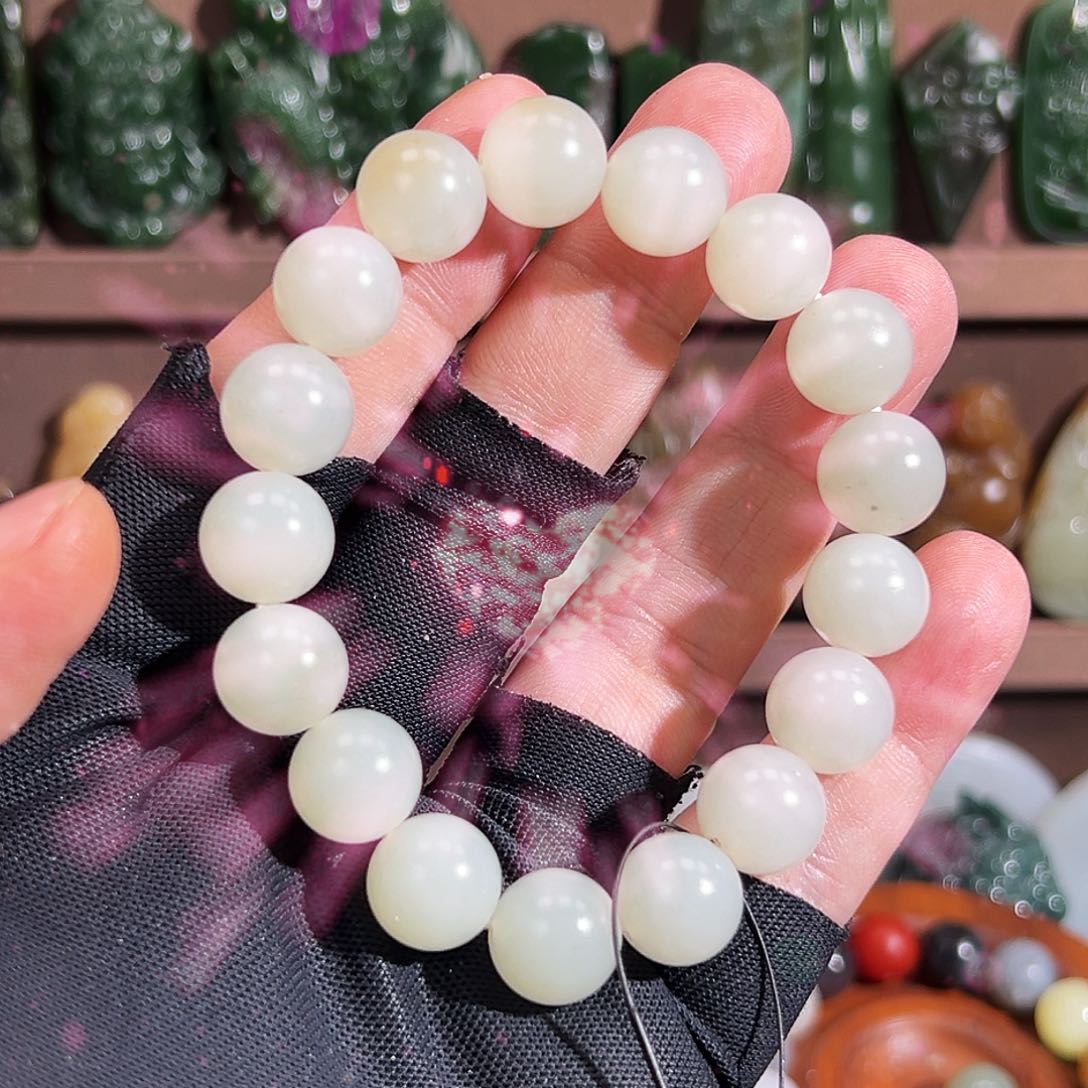 和田玉手串未镶嵌新疆且末柔光 有微点墨、棉点 小沁糖