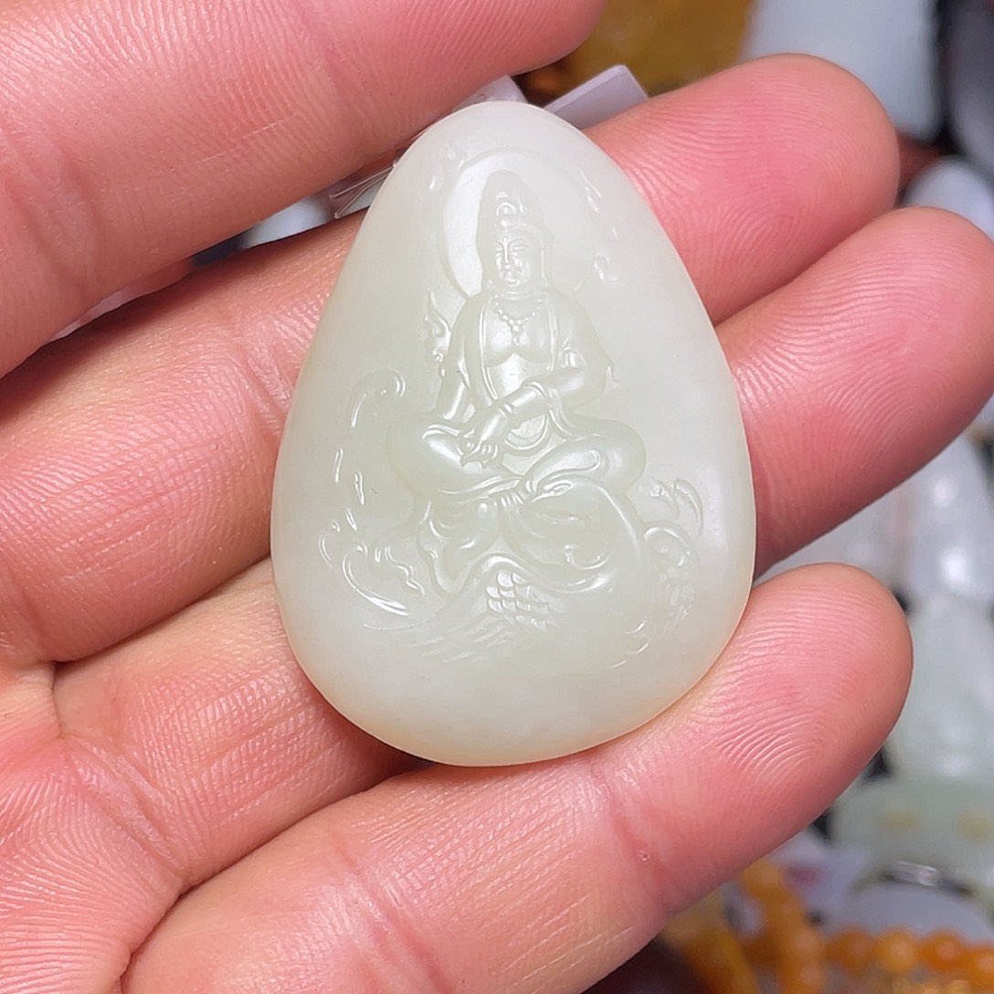 同***厨和田玉未镶嵌颈饰吊坠