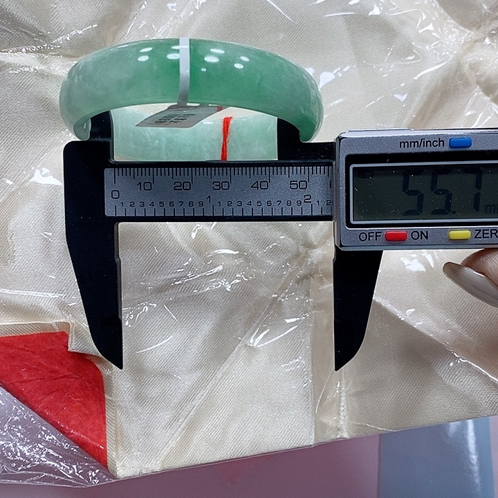 翡翠手镯未镶嵌16。 