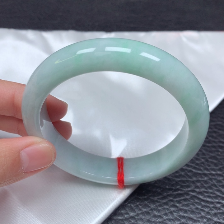 翡翠手镯未镶嵌。