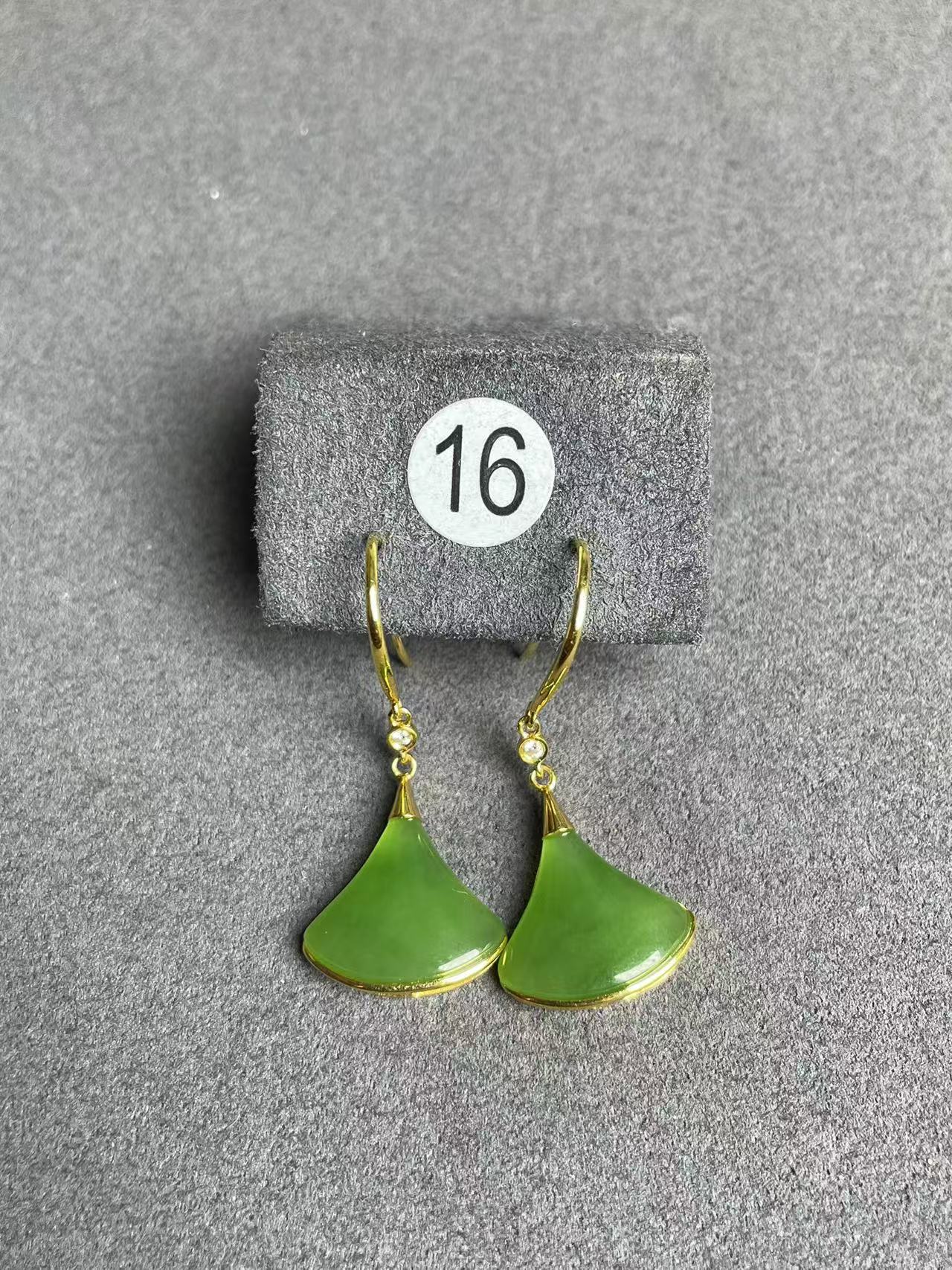 天然乌兰海苹果绿18K厚金包边镶嵌精美时尚小裙子款耳钩