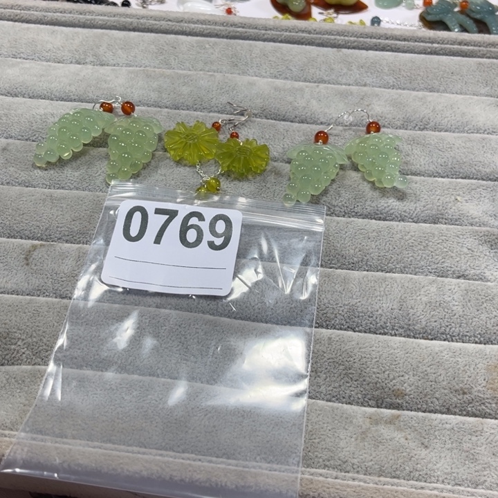 欣***绒合金蛇纹石玉耳饰