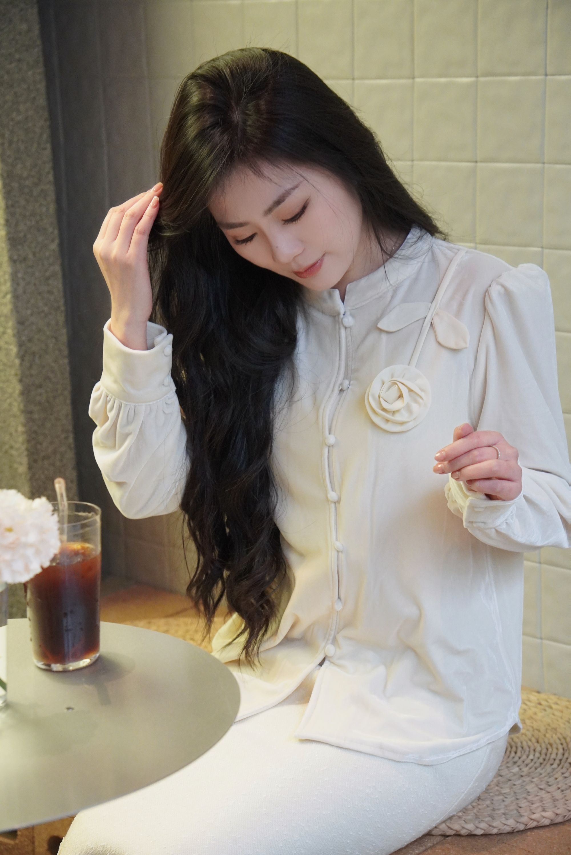 高级感千金风手工花朵丝绒衬衫2025秋冬新款复古立领气质上衣