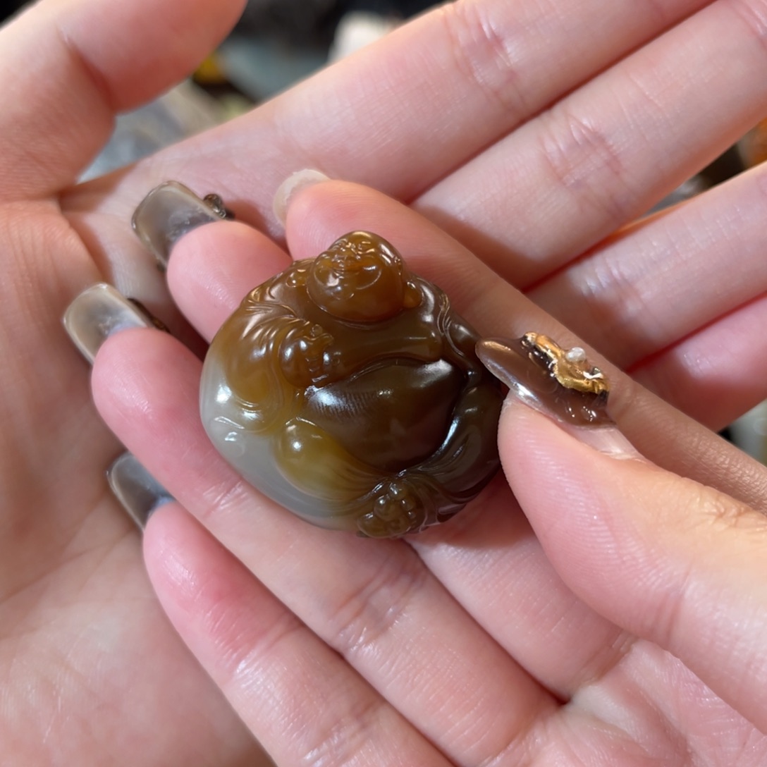 和田玉（糖玉）未镶嵌挂件金山糖白佛公34克（无孔）