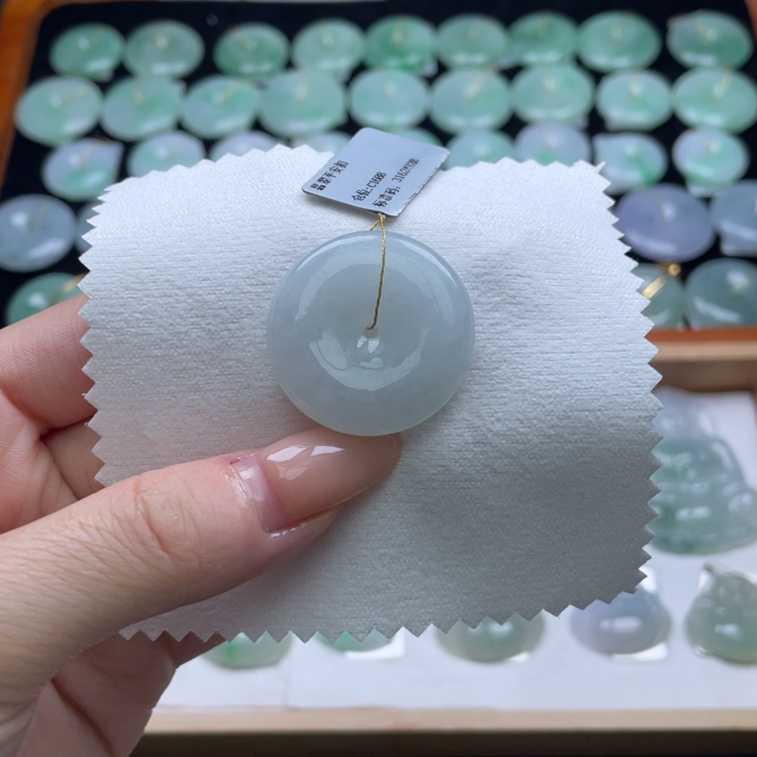 翡翠未镶嵌颈饰平安扣