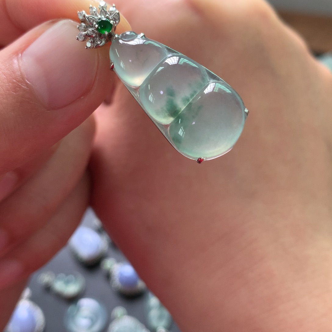 翡翠吊坠(不含链)18K金镶嵌福豆