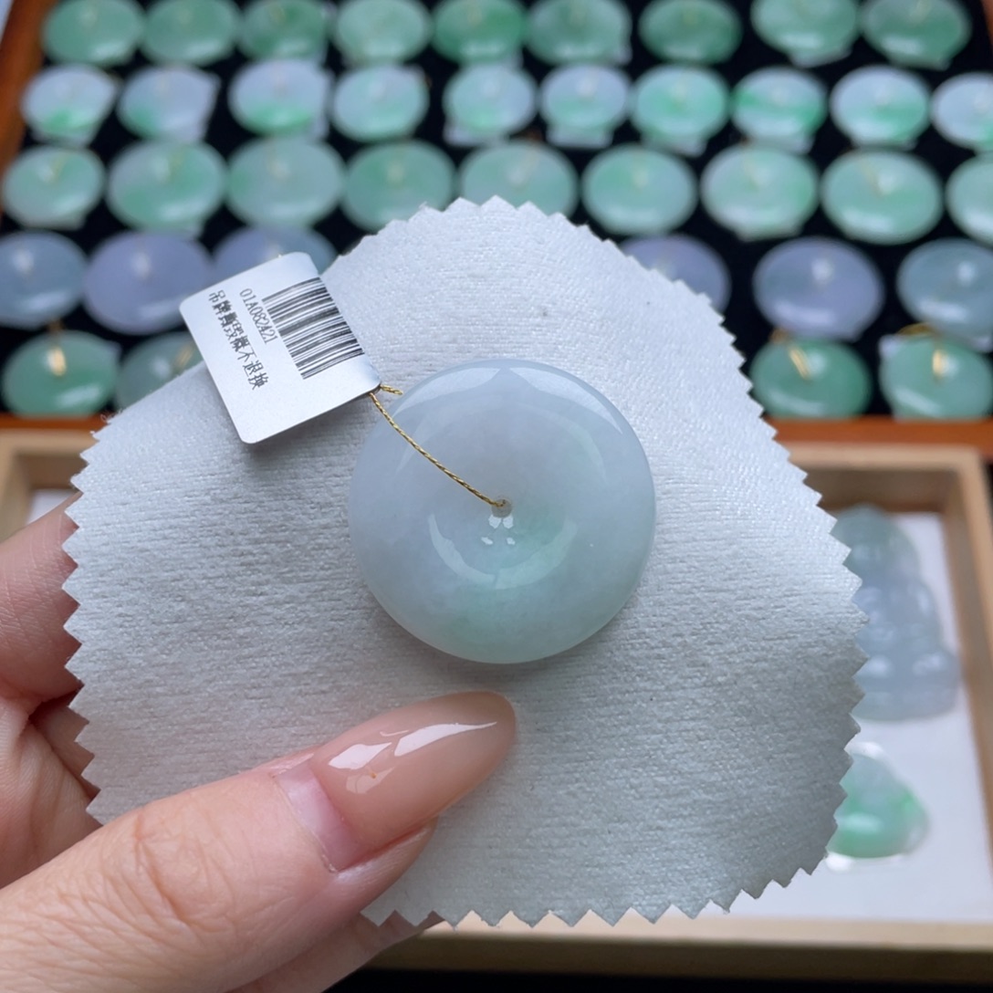 翡翠未镶嵌颈饰平安扣